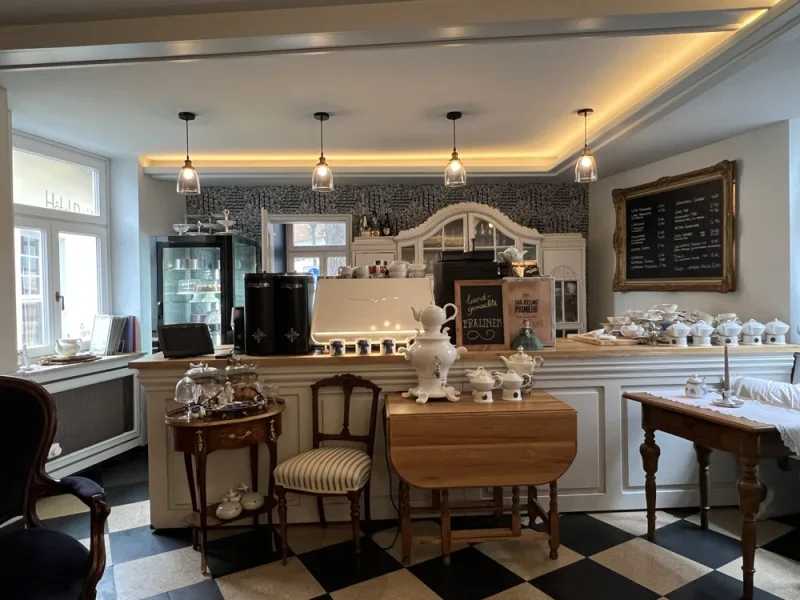 voll ausgestattete Café u. Kuchentheke  - Haus kaufen in Tecklenburg - Saniertes Fachwerkhaus in 1A-Lage mit erstklassigem Kaffeehaus Betrieb