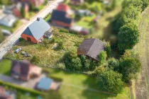 Bauernhaus und Scheune auf großem Grundstück