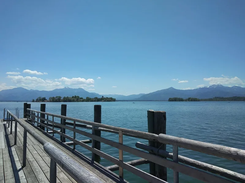 Chiemsee mit Bergblick