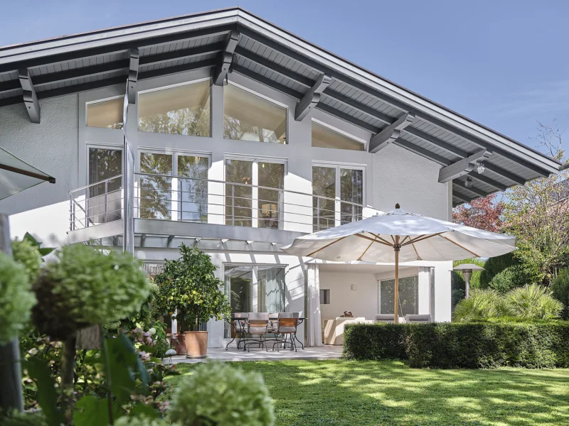 Hausansicht - Haus kaufen in Prien am Chiemsee - Die Architekten-Villa am Chiemsee - exklusiv hochklassisches Interior - 5 Min. fußläufig z. Chiemsee