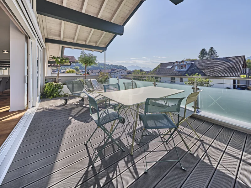 Dachterrasse - Wohnung kaufen in Prien am Chiemsee - Exklusiv designte DG-Wohnung inkl. hochwertigen Interior-Einbauten und top Ausstattung mit Bergblick