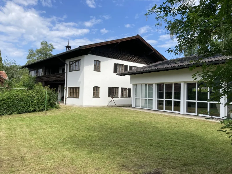  - Haus kaufen in Chieming - TOP LAGE - Elegante Landhausvilla mit sep. SPA-Bereich, zwei Minuten v. Chiemsee, mit Geschichte