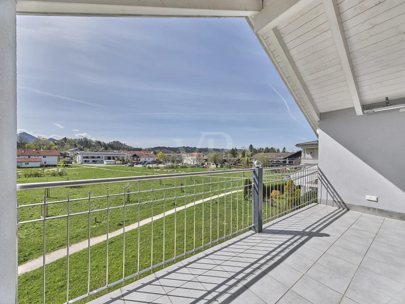 teil-Ausblick gr. Westbalkon  - Wohnung kaufen in Bernau am Chiemsee - Urbanes Wohnen komplett auf einer DG-Ebene mit gediegenen Interior und hochwertigen Materialien