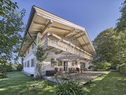 Hausansicht - Haus kaufen in Breitbrunn am Chiemsee - Außergewöhnliches großzügiges Landhausdomizil in ruhiger Lage, 5 Min. zu Fuß an den Chiemsee