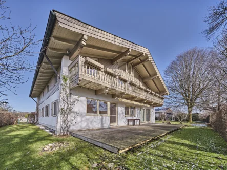 Hausansicht - Haus kaufen in Breitbrunn am Chiemsee - Großzügiges Landhaus-Anwesen in ruhiger naturnaher Lage, 5 Min. zu Fuß an den Chiemsee