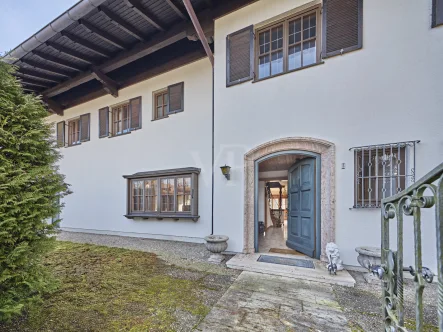 Hausansicht mit Erweiterungspotential - Haus kaufen in Chieming - TOP LAGE - Landhausvilla neu Erwachen lassen + weiterer Bebaubarkeit, 2 Minuten zu Fuß z. Chiemsee