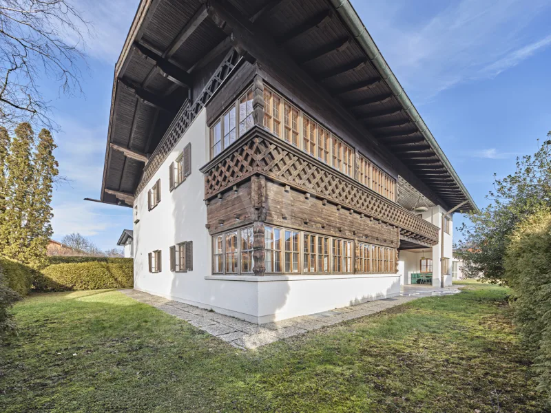 Hausansicht mit Bundwerkveredeltung - Haus kaufen in Chieming - TOP LAGE - Elegante Landhausvilla mit Geschichte, neu Erwachen lassen, 2 Minuten zu Fuß z. Chiemsee