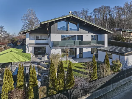 Südansicht  - Haus kaufen in Grabenstätt - Modernes architektonisches Wohnensemble - Top energetisch, technisch, Lage und Wellness-Highlight