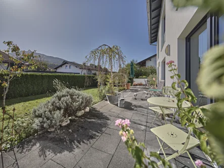 Terrasse - Wohnung kaufen in Frasdorf - Leben auf der Sonnenseite, mit großer Terrasse und Gartengrundstück - Bergblick und Seenähe!