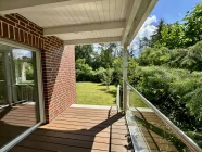 Terrasse mit Blick zum Garten