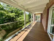 Terrasse mit Blick zum Wintergarten