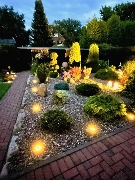 Garten illuminiert am Abend