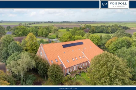 Titelbild - Haus kaufen in Krummhörn - Von wunderbarem Grün umwachsen – Modernisierter Gulfhof in der begehrten Krummhörn