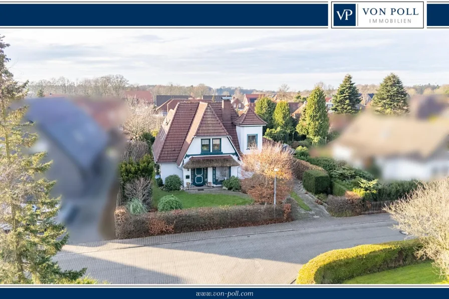 Titelbild - Haus kaufen in Hage - Außergewöhnliches Einfamilienhaus mit Türmchen in ruhiger Lage von Hage