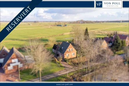 Titelbild - Haus kaufen in Hinte / Canhusen - Weitblick! Einfamilienhaus mit massivem Nebengbäude in ruhiger Lage