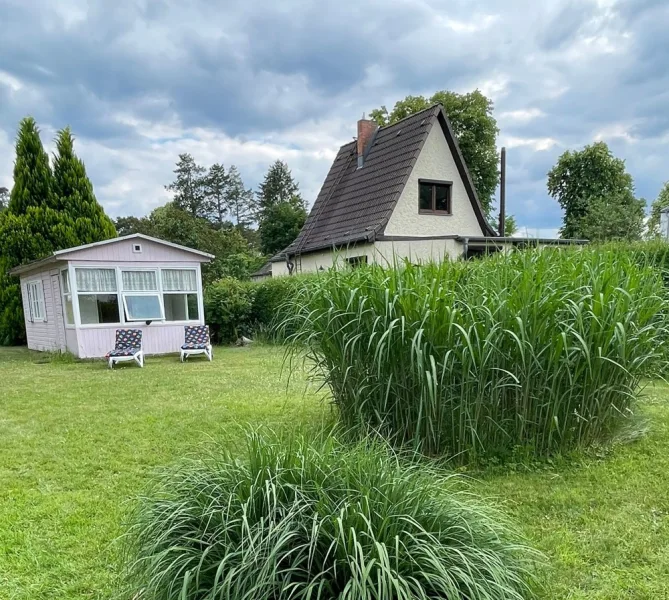 Blick vom Ufer auf das Gartenhaus