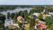 Blick über das Haus auf den Peetzsee