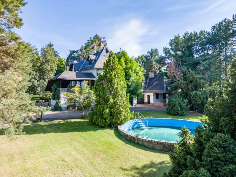 Pool mit Blick zur Villa