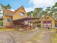 Hausansicht von außen mit Blick auf die Garage und das Carport