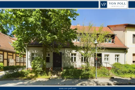 Blick vom Kirchplatz auf das Geschäftshaus - Büro/Praxis kaufen in Königs Wusterhausen - Gepflegtes Bürohaus in attraktiver Stadtlage von Königs Wusterhausen