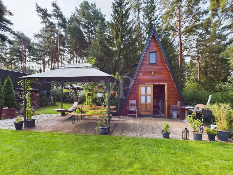 Finnhütte mit Holzterrasse