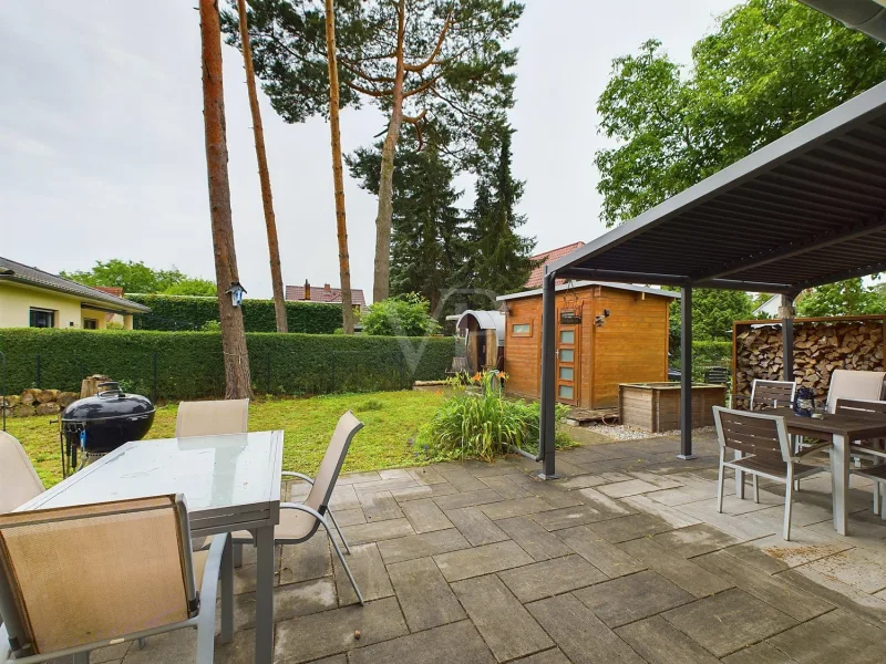 Terrasse mit Holzgerätehaus