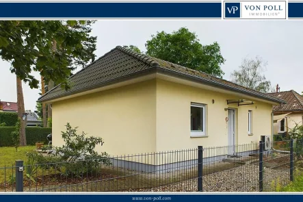 Straßenansicht des Bungalows - Haus mieten in Niederlehme - Neuwertiger Bungalow in Natur- und Wassernähe - voll möbliert