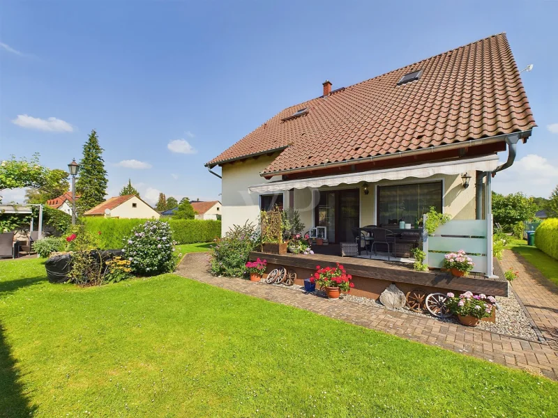 Hausansicht von hinten mit Blick in den Garten und auf die Terrasse