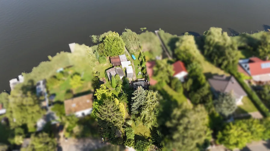 Vogelperspektive - Blick aus der Luft auf das Grundstück und den Schweriner See