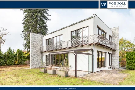 Hausansicht von vorne mit Blick in den Garten - Haus kaufen in Königs Wusterhausen - Moderne und hochwertige Stadtvilla im Bauhaus-Stil mit PV-Anlage und Speicher (Tesla Powerwall)