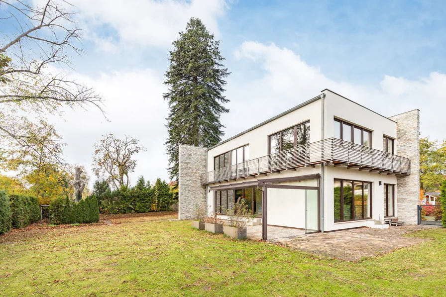 Hausansicht von vorne mit Blick in den Garten