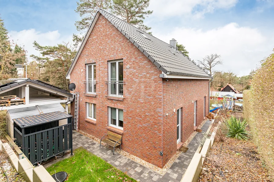 Blick von oben auf die Gartenfläche hinter dem Haus