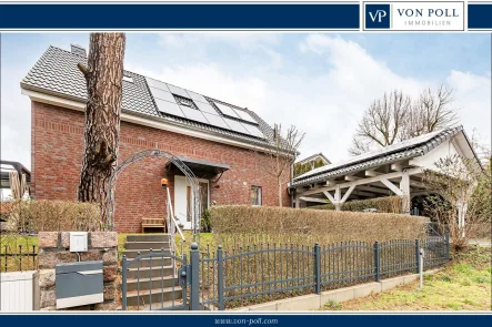 Hausansicht von der Straße - Haus kaufen in Königs Wusterhausen - Neuwertiges und modernes Einfamilienhaus mit PV-Anlage, Doppelcarport und Pool