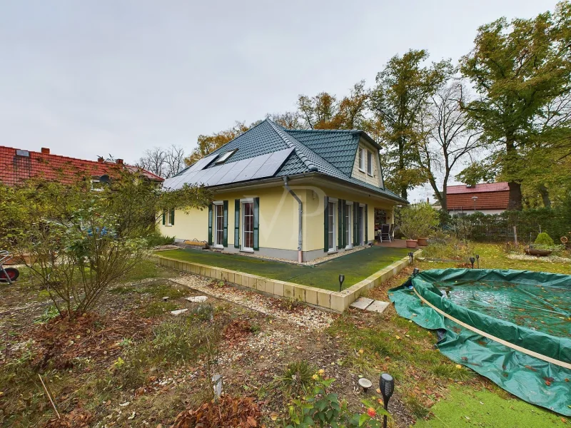 Hausansicht von hinten mit Blick in den Garten