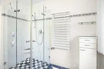 Badezimmer mit ebenerdiger Dusche