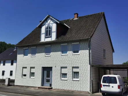 Ansicht von der Straße - Haus kaufen in Negenborn - Renoviertes Einfamilienhaus mit Garten - Komplett renoviert, mit Carport und Potenzial