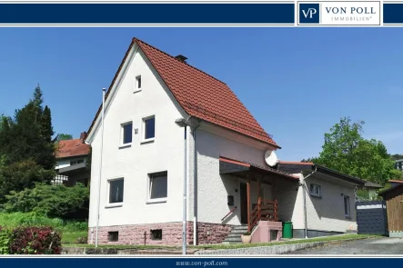Straßenansicht - Haus kaufen in Höxter - Einfamilienhaus mit Garage, Carport und neu gestaltetem Garten in guter Lage von Höxter
