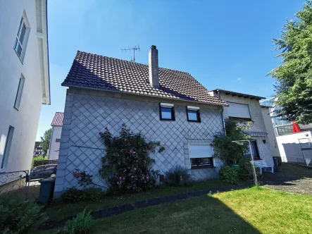 Gartenansicht - Haus kaufen in Beverungen - Teilrenoviertes Haus mit Blick auf die Weser und Terrasse in Beverungen