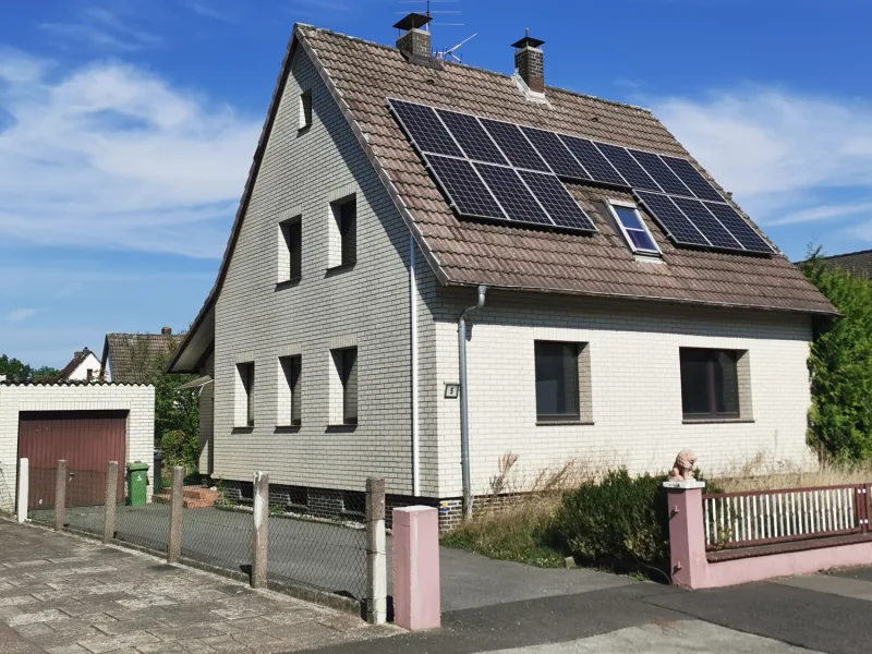 Vorderansicht - Haus kaufen in Holzminden - Zweifamilienhaus mit großem Garten und Photovoltaik-Anlage zur Übernahme in Holzminden