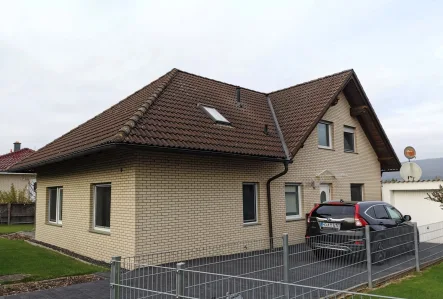 Einfahrt - Haus kaufen in Eschershausen - Zweifamilienhaus mit Gemüsegarten und vielseitigen Nutzungsmöglichkeiten