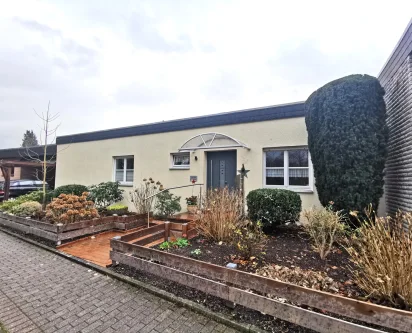 Hausansicht Eingang - Haus kaufen in Höxter - Gemütlicher Bungalow mit Terrasse, Teich und großem Gartenhaus in Höxter