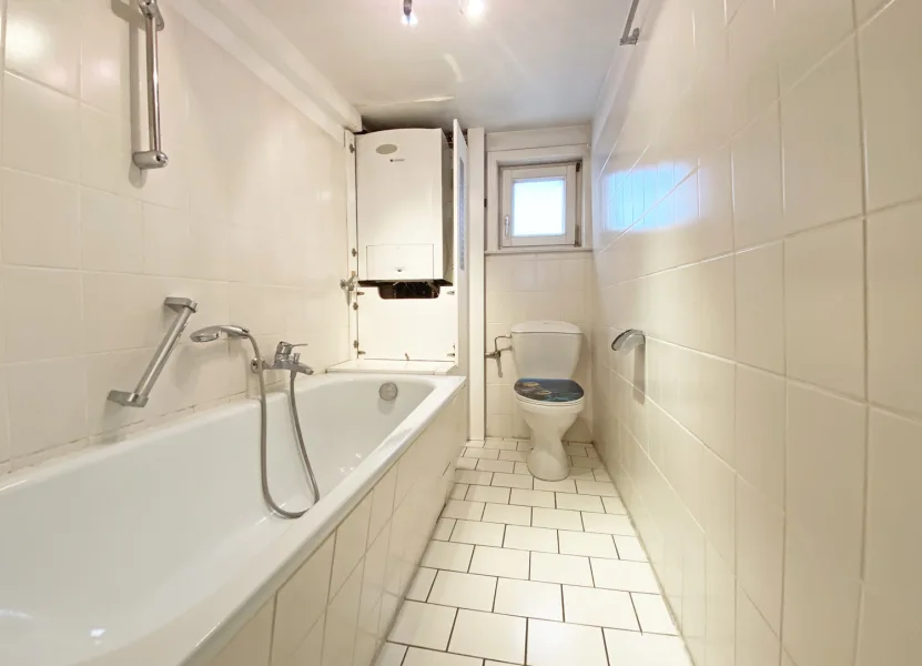 Badezimmer mit Badewanne EG