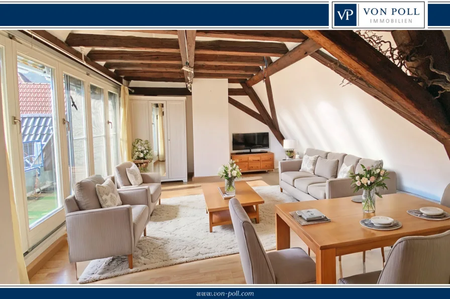 VP LOGO - Wohnzimmer OG - KI Homestaging - Wohnung kaufen in Weinheim - Historische Maisonette-Wohnung mit Balkon in zentraler Altstadtlage