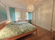 Schlafzimmer mit großem Einbauschrank