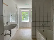 Badbereich mit Wanne und Dusche
