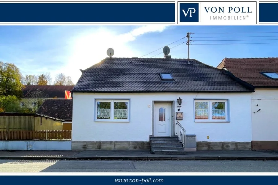 Titelbild - Haus kaufen in Wallerstein - Charmantes Einfamilienhaus mit viel Potential für Sie und Ihre Familie
