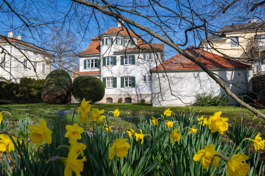 Großer Garten und neuwertige Doppelgarage