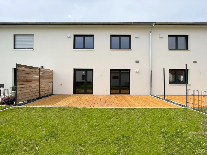 gemütlicher Garten mit Terrasse