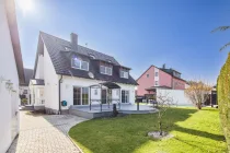 Einladende Terrasse mit Blick ins Grüne