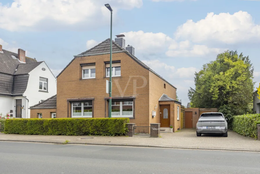 Weiterer Blick auf die Immobilie mit den bis zu 3 Parkmöglichkeiten plus Garage